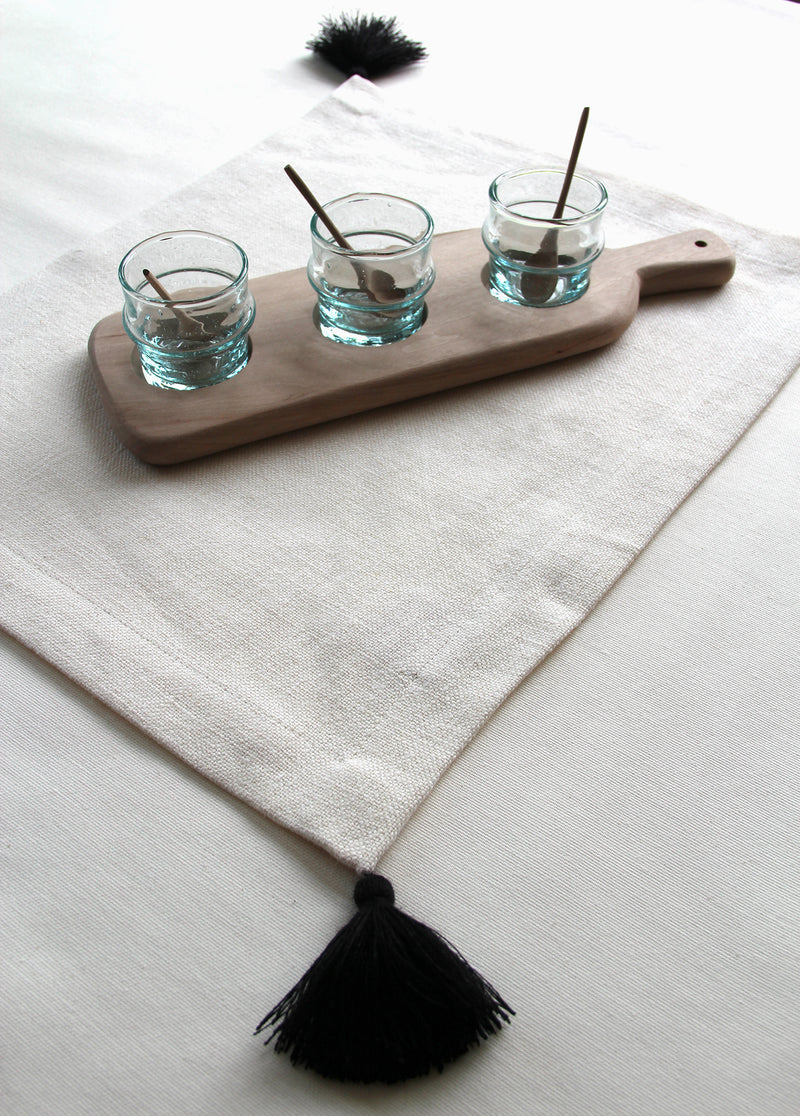 Linen table mat with tassels